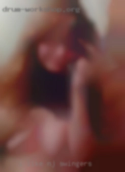 I like to NJ swingers   give  oral and bottom.